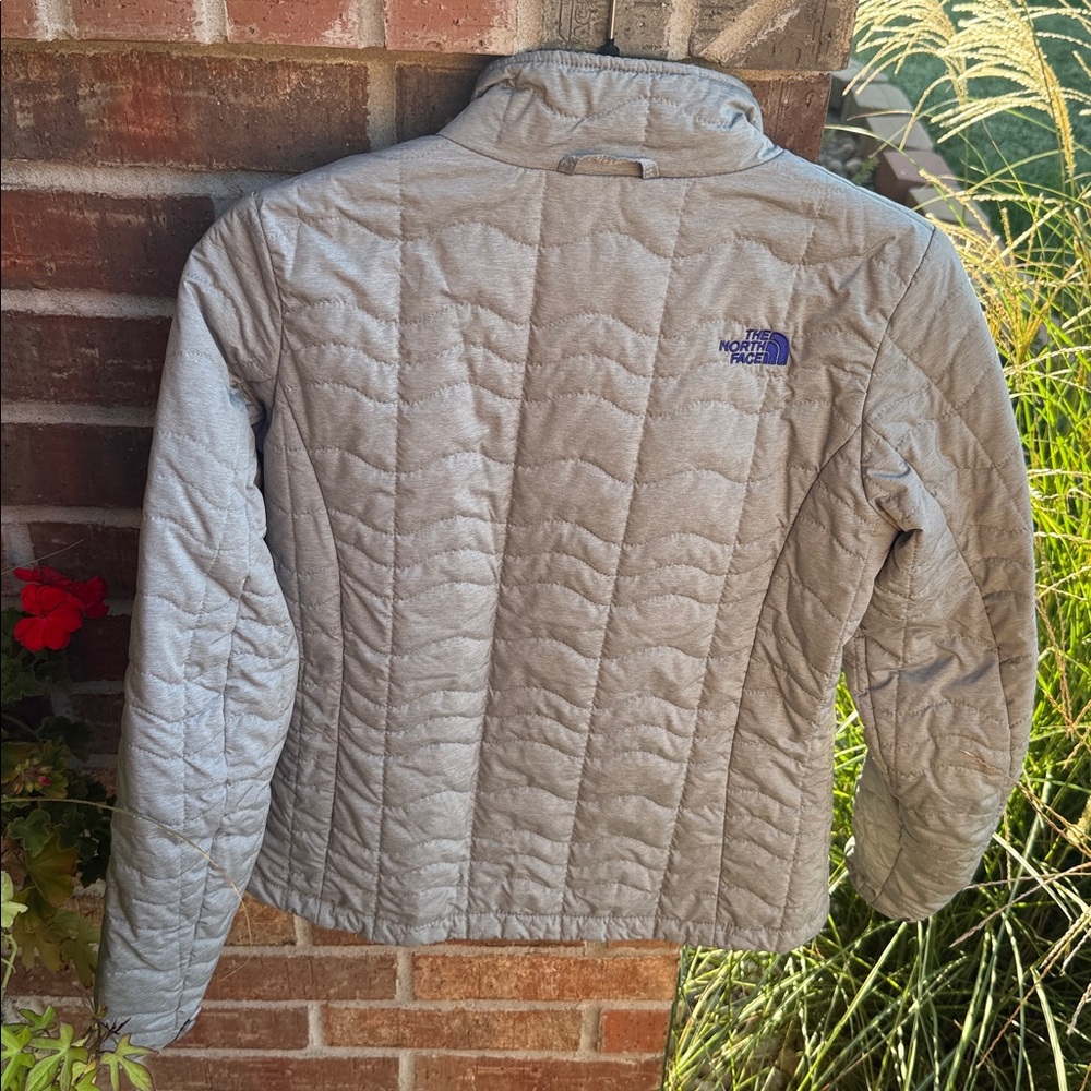 The North Face Ladies S Quilted Gray Light Puffer Jacket lined w/purple - Picture 11 of 12